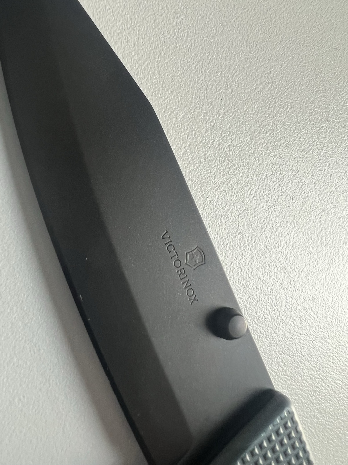펼쳐진 칼날에 새겨진 VICTORINOX 각인 클로즈업